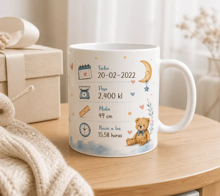 Taza de natalicio personalizada con ilustración de mamá abrazando a su bebé y datos de nacimiento como peso, fecha y hora.