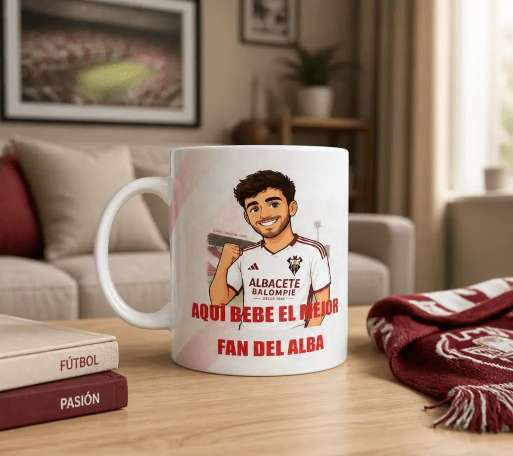 Taza blanca de cerámica con ilustración exclusiva del jugador del Albacete Balompié y el escudo oficial del club, con la frase 'Aquí Bebe el Mejor Fan del Alba'.