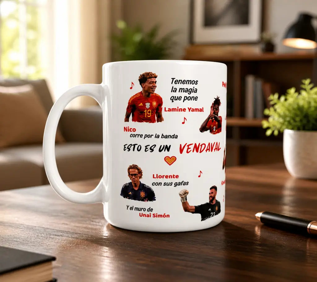 Vista lateral de una taza con ilustraciones originales de temática futbolística y colores inspirados en España.