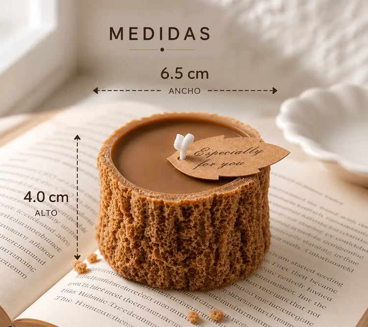 Vela rústica artesanal con forma de tronco de madera, con etiqueta "Especially for you", sobre un libro abierto, creando un ambiente acogedor.
