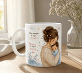 Taza de natalicio personalizada con ilustración de mamá abrazando a su bebé y datos de nacimiento como peso, fecha y hora.