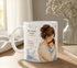 Taza de natalicio personalizada con ilustración de mamá abrazando a su bebé y datos de nacimiento como peso, fecha y hora.