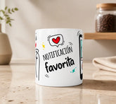 Primer plano del diseño de la taza "Eres mi notificación favorita", enfocando en el personaje Flork, los corazones y la burbuja de notificación con un corazón.