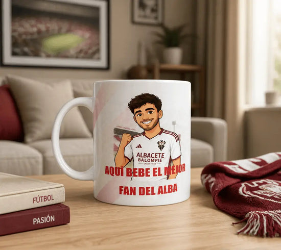 Taza blanca de cerámica con ilustración exclusiva del jugador del Albacete Balompié y el escudo oficial del club, con la frase &