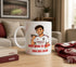 Taza blanca de cerámica con ilustración exclusiva del jugador del Albacete Balompié y el escudo oficial del club, con la frase &