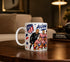 Taza blanca de cerámica con ilustración de los principales jugadores del Atlético de Madrid y el escudo oficial del club, con la frase ¡Aúpa Atleti!