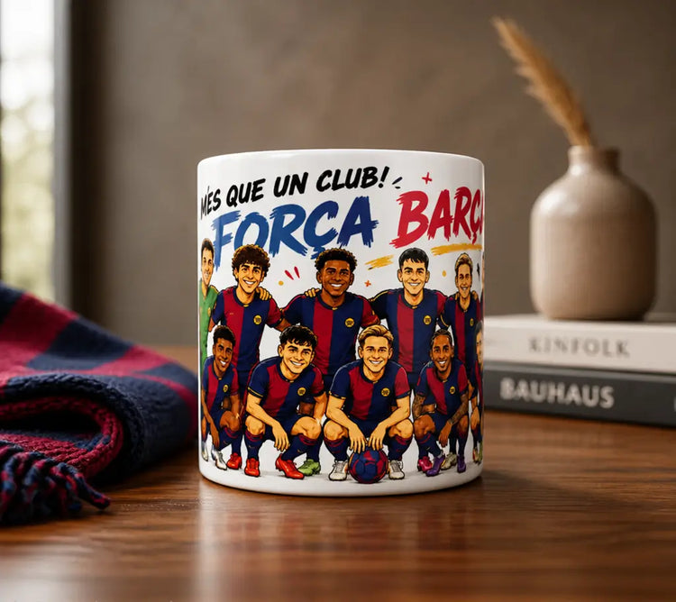 Taza del FC Barcelona con jugadores y escudo, ideal para un culé disfrutando un partido en casa.