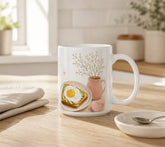 Taza "El desayuno es mi momento más especial" en un ambiente acogedor de cocina, con un croissant, miel y bayas frescas, evocando una mañana tranquila y placentera.