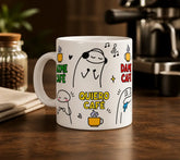 Primer plano de la taza Flork en un escritorio de oficina, destacando el acabado brillante y los colores vibrantes del diseño.