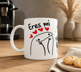 Diseño completo de taza Flork con el personaje y la frase "Eres mi notificación favorita" junto a un móvil con iconos de corazón y cruz.
