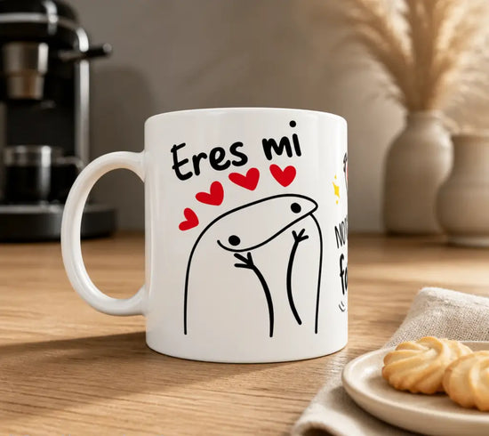 Diseño completo de taza Flork con el personaje y la frase "Eres mi notificación favorita" junto a un móvil con iconos de corazón y cruz.