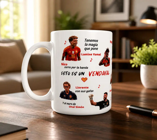 Vista lateral de una taza con ilustraciones originales de temática futbolística y colores inspirados en España.