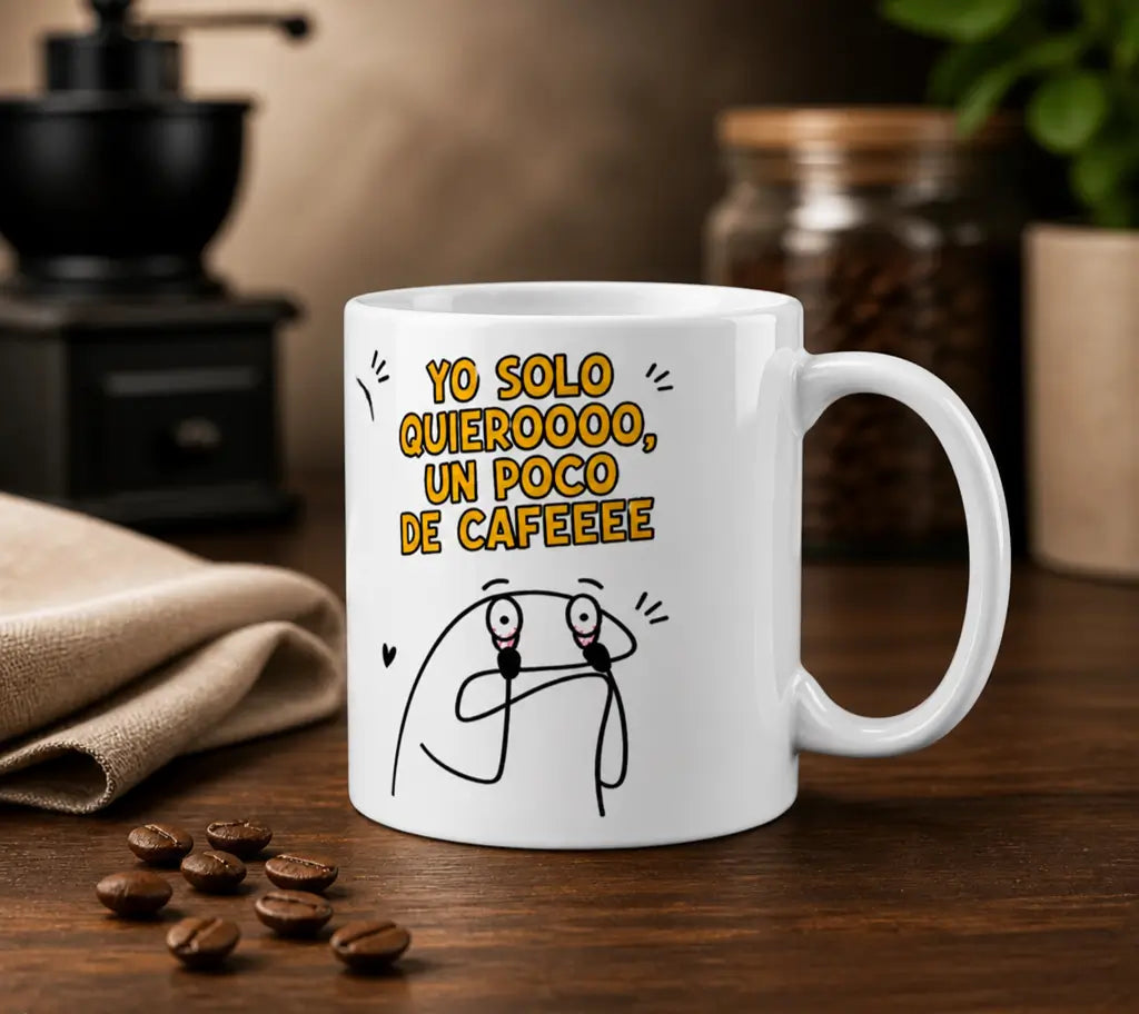 Taza blanca de cerámica con el personaje Flork y la frase "Yo solo quieroooo un poco de cafeeeee" en letras amarillas.