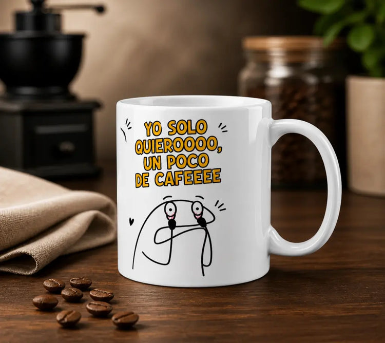 Taza blanca de cerámica con el personaje Flork y la frase "Yo solo quieroooo un poco de cafeeeee" en letras amarillas.