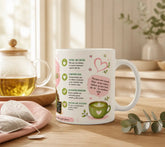 Parte trasera de la taza Mamis Matcha con frases sobre bienestar, amistad y momentos especiales alrededor del té