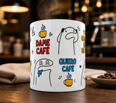 Detalle lateral de la taza con Flork suplicando "Hazme café" y "Quiero café" en burbujas de texto verde y azul.