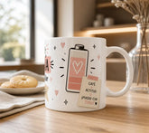 Vista lateral de la taza con ilustraciones de café y mensaje motivador, ideal como regalo para amantes del café.