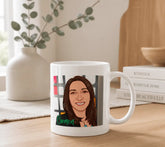 Taza blanca de cerámica con ilustración de caricatura de una mujer sonriendo y su nombre, ideal como regalo personalizado.