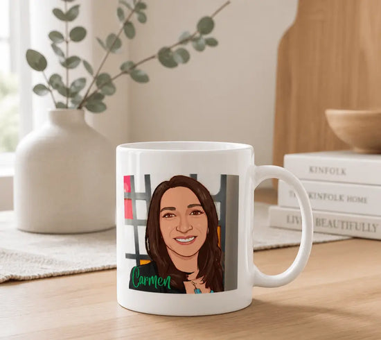Taza blanca de cerámica con ilustración de caricatura de una mujer sonriendo y su nombre, ideal como regalo personalizado.