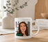 Taza blanca de cerámica con ilustración de caricatura de una mujer sonriendo y su nombre, ideal como regalo personalizado.