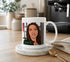 Taza con ilustración de caricatura y nombre, envuelta para regalo, ideal para sorprender en cumpleaños o aniversarios.