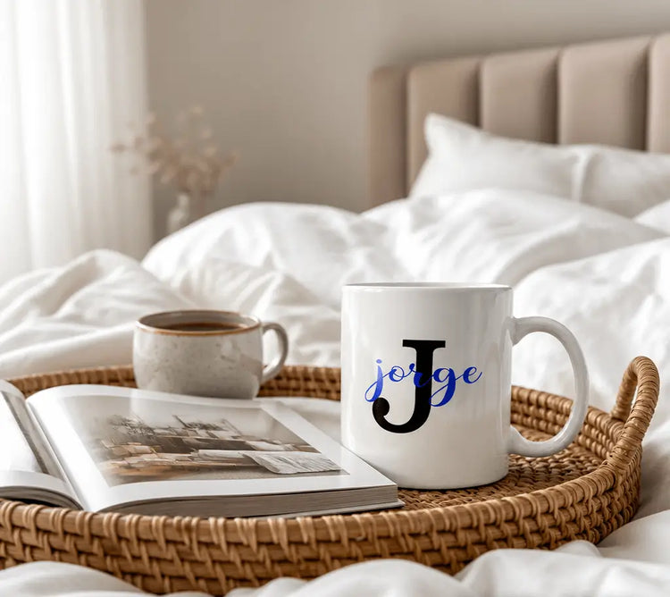 Taza personalizada con inicial y nombre presentada como un regalo, lista para sorprender en cualquier ocasión.