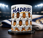 Taza del Real Madrid con jugadores y escudo, ideal para un aficionado disfrutando un partido en casa.