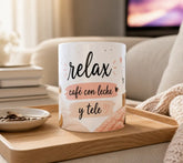 Taza de cerámica con la frase "Relax, Café con Leche y Tele", regalo original para amantes del café, las series y los momentos de relax en casa.