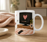 Vista trasera de la taza Relax Café con Leche y Tele con ilustración de una televisión, manta y salón acogedor para disfrutar de una tarde de series.