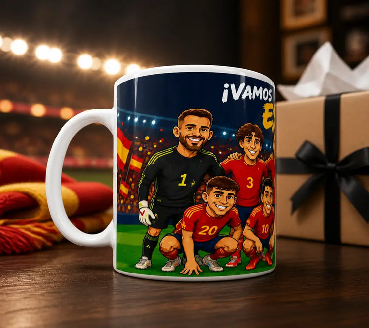 Taza blanca de cerámica con ilustración de los jugadores de la Selección Española de fútbol y el escudo oficial, con la frase ¡VAMOS ESPAÑA!